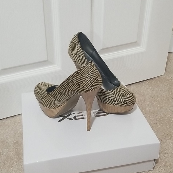 Aztec pattern heels - Picture 3 of 3